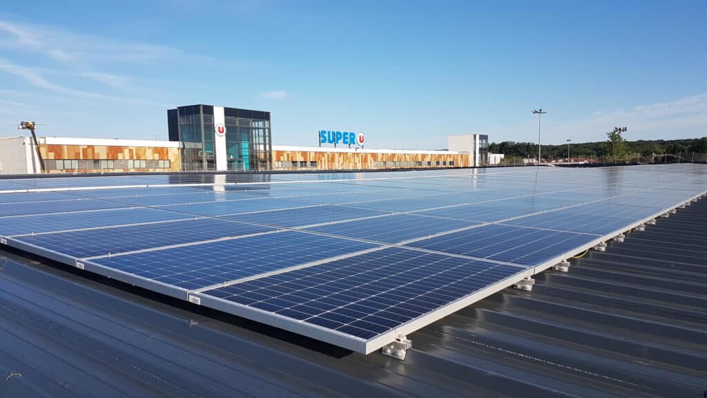 Toiture solaire photovoltaïque sur magasin super U