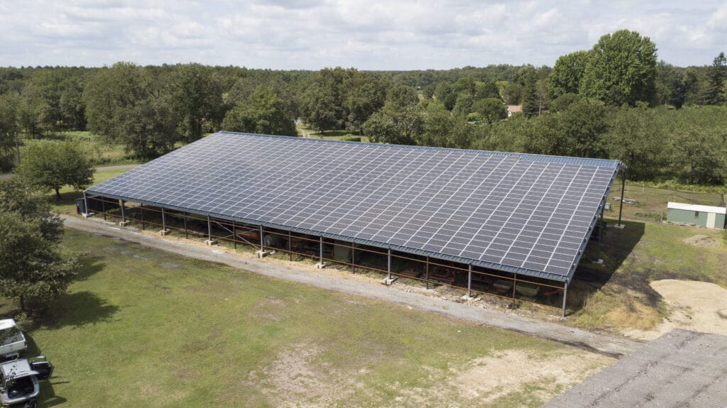 Production d'énergie électrique avec un toit équipé de panneaux photovoltaïque