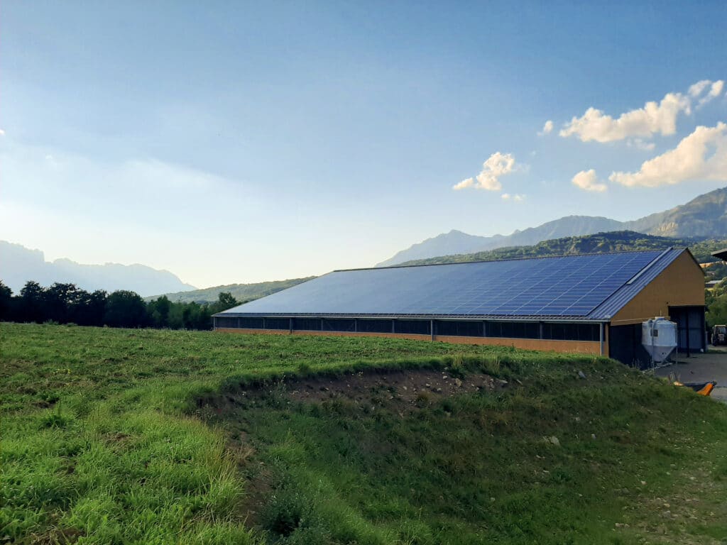 hangar agricole équipé de panneaux photovoltaïque