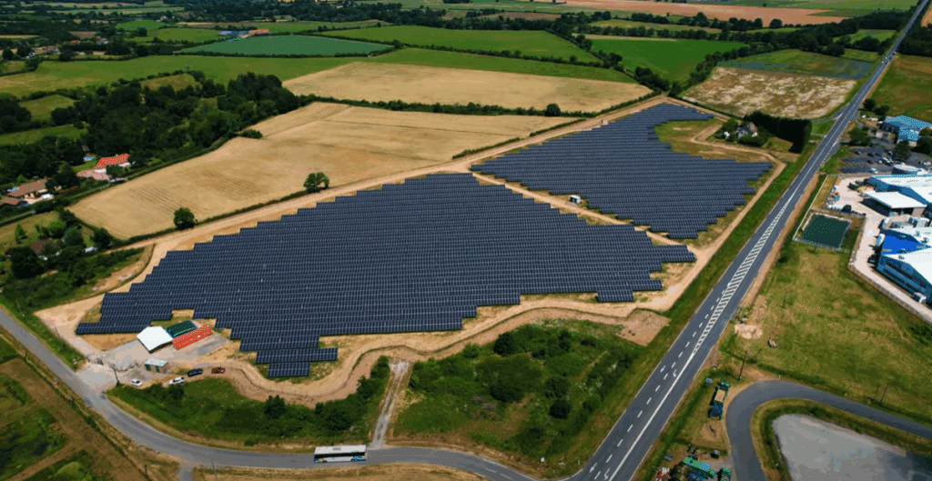 Centrale solaire au sol réalisée par Apex Energies pour la commune du Pêchereau