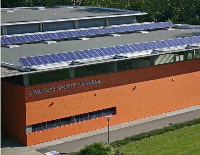 Complex sportif équipé d'une toiture solaire