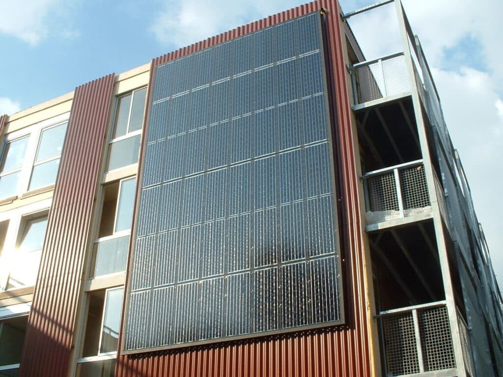 Façade d'un bâtiment recouverte de panneaux solaire