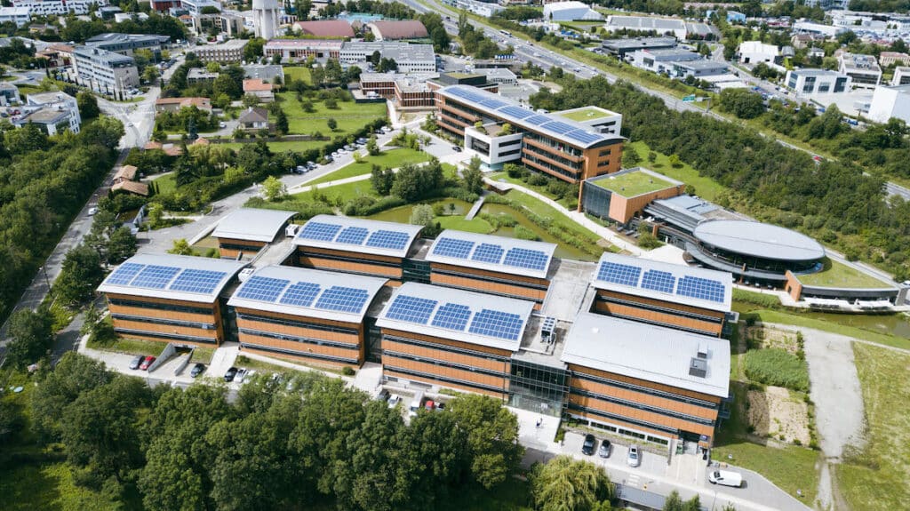 Découvrez 4 réalisations photovoltaïques autour de Lyon