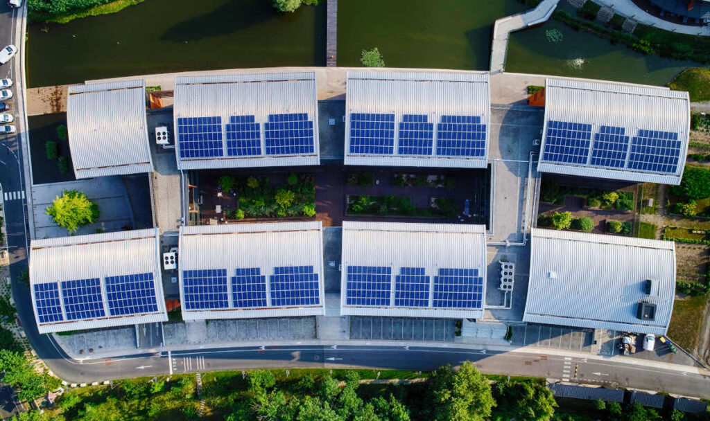 Panneaux photovoltaïques sur une toiture de bâtiment tertiaire