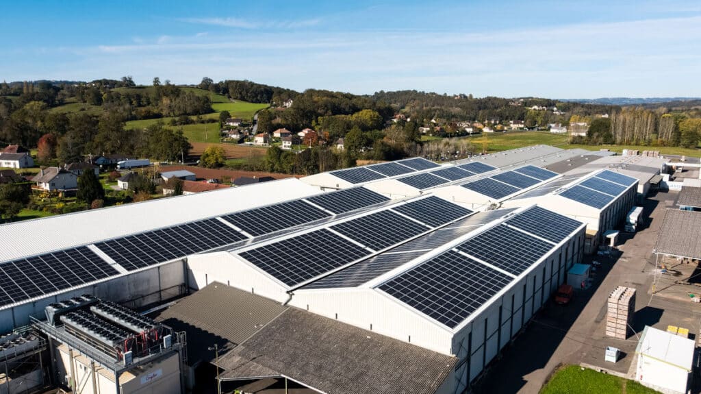 Hangars agricoles avec panneaux photovoltaïques sur le toit