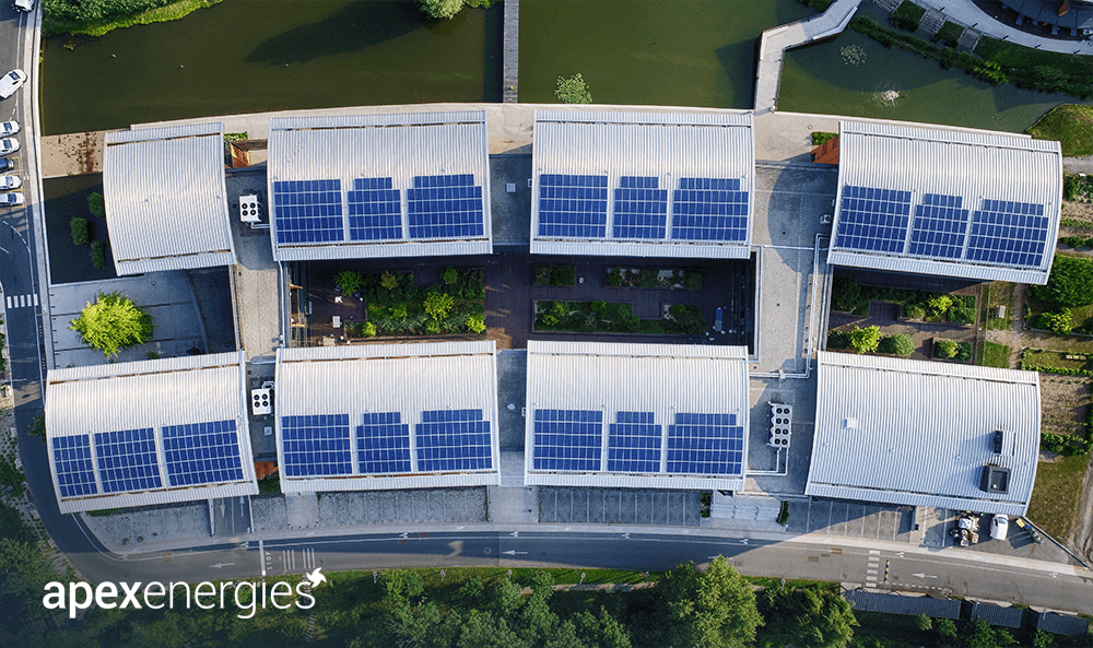 installation photovoltaïque d'autoconsommation solaire vue de haut mise en place sur des bâtiments industriels