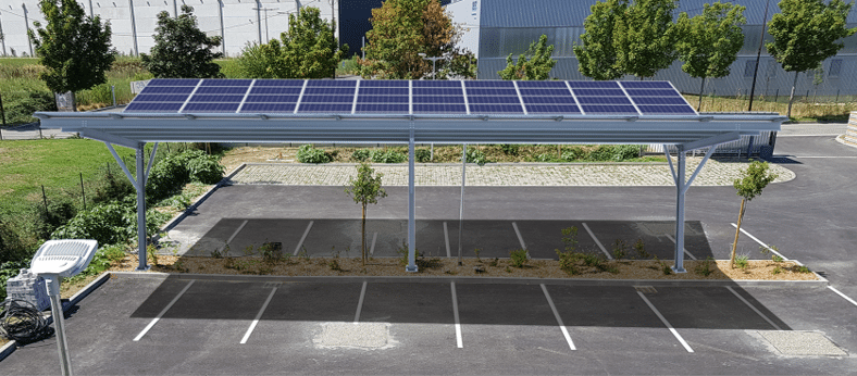 parking d'entreprise recouvert avec une ombrière photovoltaïque Apex Energies