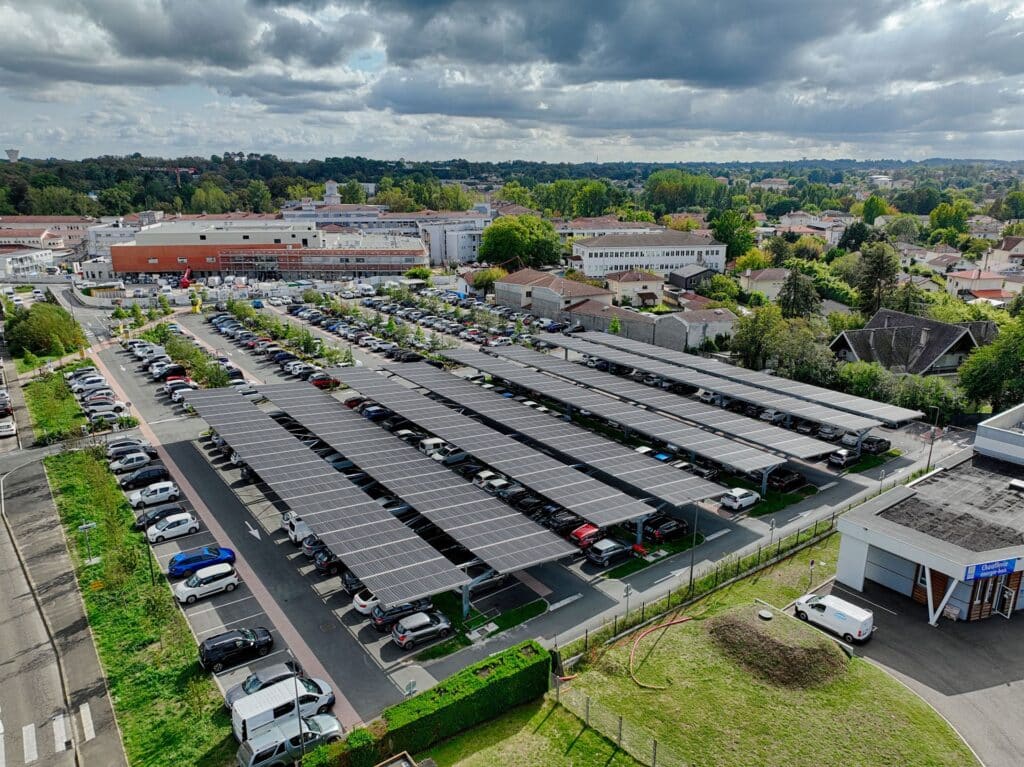 Ombrière de parking photovoltaïque supermarché