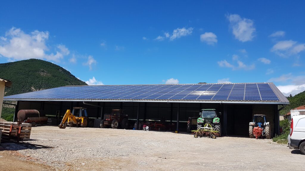Toiture solaire sur hangar agricole