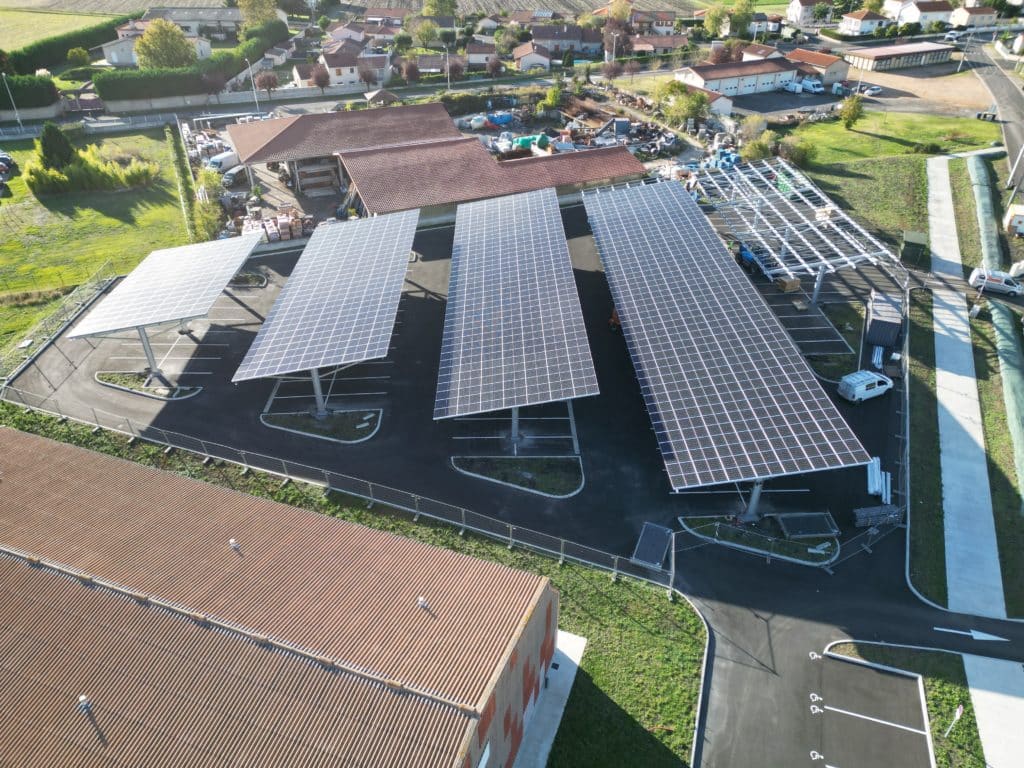 Ombrières photovoltaïques sur un parking situé à Riom, pour la commune